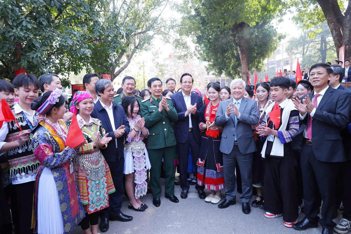 Lãnh đạo Đảng, Nhà nước, các bộ ngành và tỉnh Thái Nguyên dự&nbsp;Lễ khởi công công trình trường Phổ thông vùng cao Việt Bắc. Ảnh: TN.