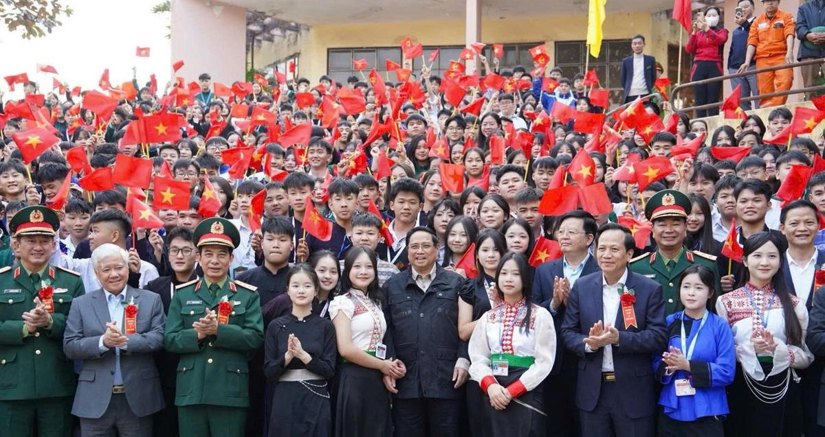 Thủ tướng Phạm Minh Chính và Lãnh đạo Đảng, Nhà nước chụp ảnh lưu niệm với cán bộ, giáo viên và học sinh&nbsp;Trường Phổ thông vùng cao Việt Bắc. Ảnh: TN.