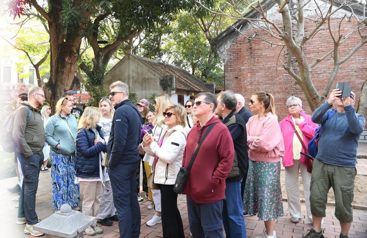 Trong kỳ nghỉ Tết Dương lịch 2026 nhiều đoàn khách quốc tế đã chọn Hà Nội là điểm khởi đầu cho chuyến tham quan khi đến Việt Nam.	Ảnh: P. Sỹ.