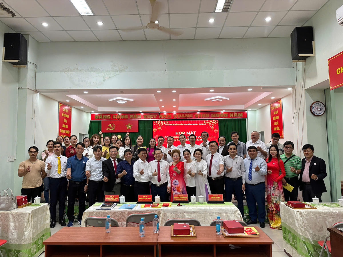 Đảng uỷ, UBND phường Minh Phụng (TP Hồ Chí Minh) chụp ảnh lưu niệm cùng đại diện doanh nghiệp, hộ kinh doanh.
