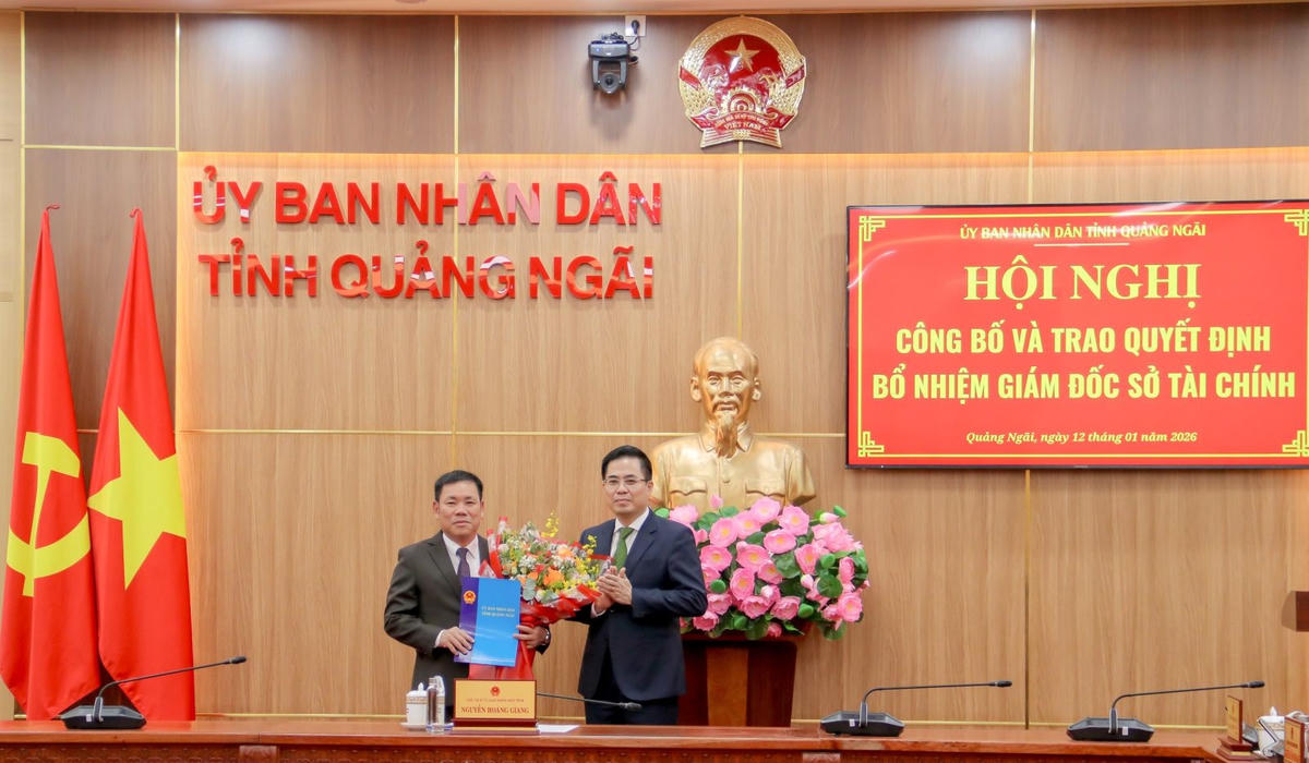 Chủ tịch UBND tỉnh Quảng Ngãi Nguyễn Hoàng Giang trao Quyết định và tặng hoa chúc mừng tân Giám đốc Sở Tài chính Nguyễn Văn Trọng. Ảnh: CV.
