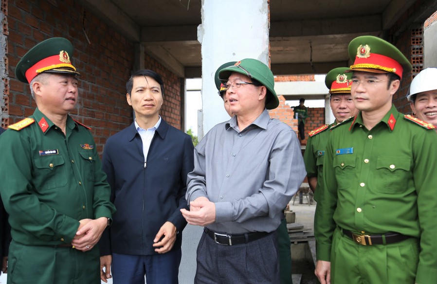 Phó Thủ tướng Hồ Quốc Dũng kiểm tra tiến độ thi công Dự án tái định cư di dời các hộ thuộc khu vực phía Đông đường ven biển. Ảnh: CV.