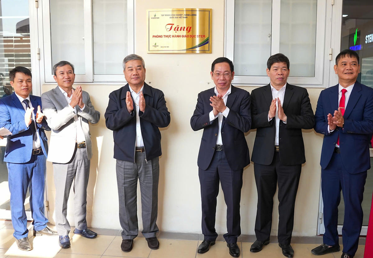 Các đại biểu tham dự Lễ khánh thành 3 phòng STEM. Ảnh: ĐT. 