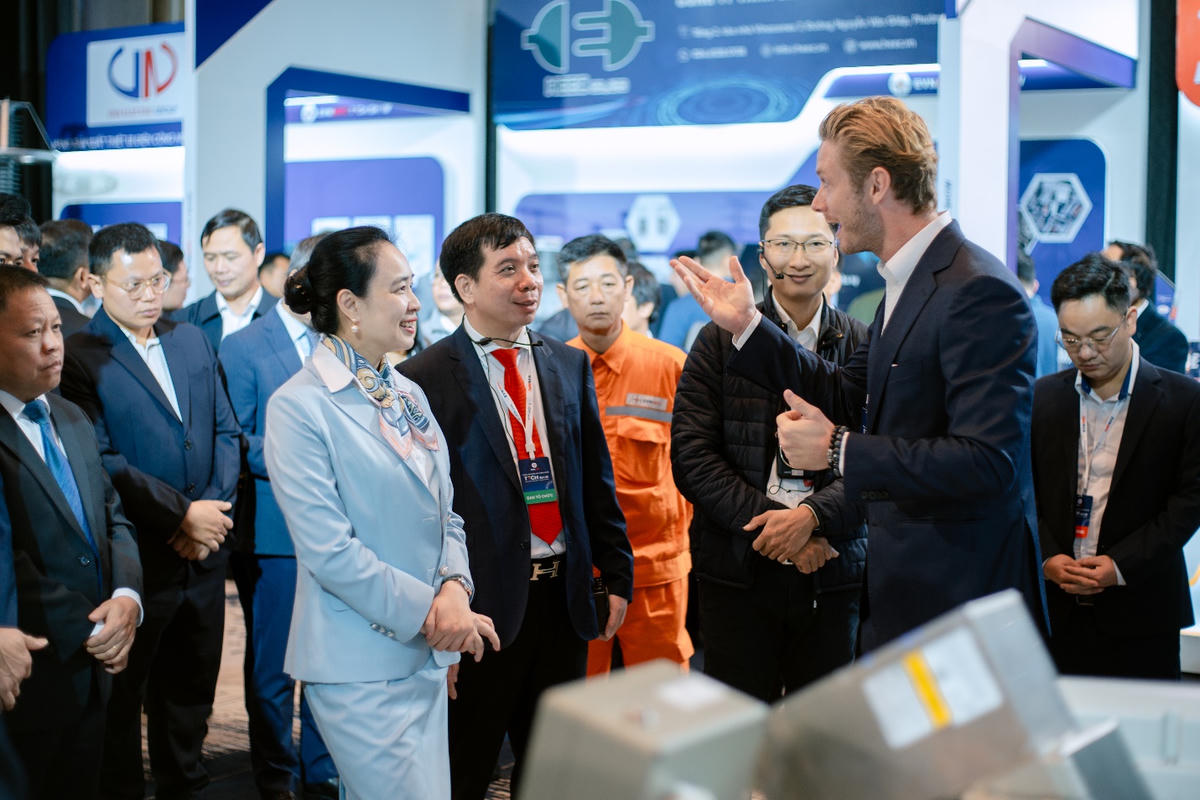 Bà Đỗ Nguyệt Ánh - Chủ tịch Hội đồng thành viên EVNNPC và các đại biểu EVNNPC tham quan các gian hàng tại Triển lãm Techshow EVNNPC 2026