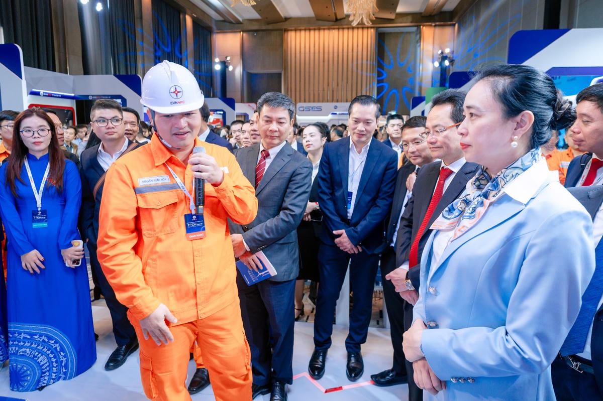 Các đại biểu EVNNPC tham quan các gian hàng tại Triển lãm Techshow EVNNPC 2026