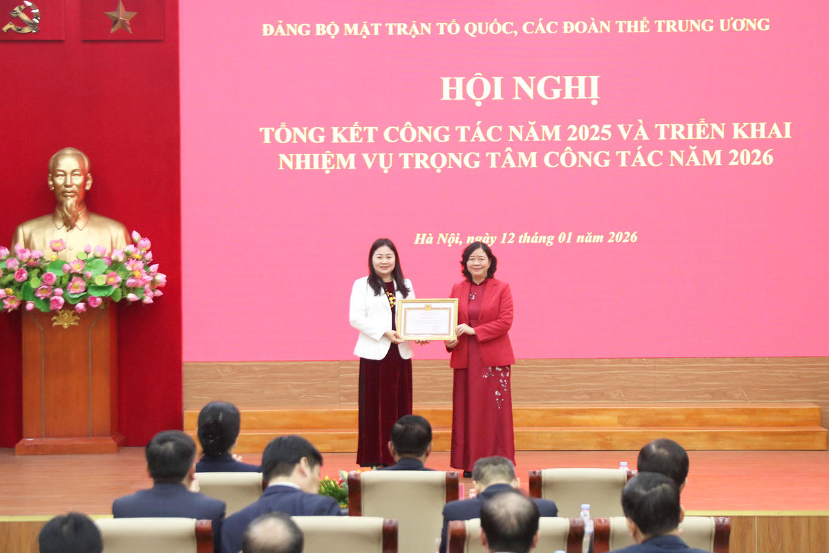 Đồng chí Bùi Thị Minh Hoài trao tặng Bằng khen của Ban Thường vụ Đảng ủy MTTQ, các đoàn thể Trung ương cho Đảng bộ Cơ quan UBTƯ MTTQ Việt Nam.