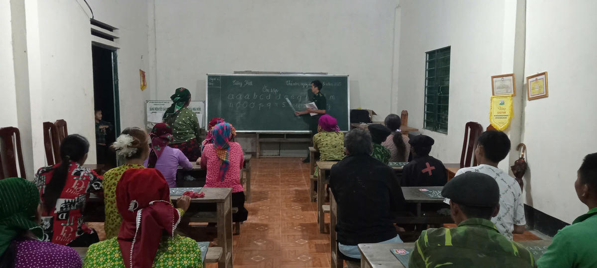 Không chỉ dạy chữ, lớp học xóa mù chữ còn lồng ghép tuyên truyền, vận động bà con chấp hành tốt các chủ trương, chính sách của Đảng và Nhà nước. Ảnh: NVCC