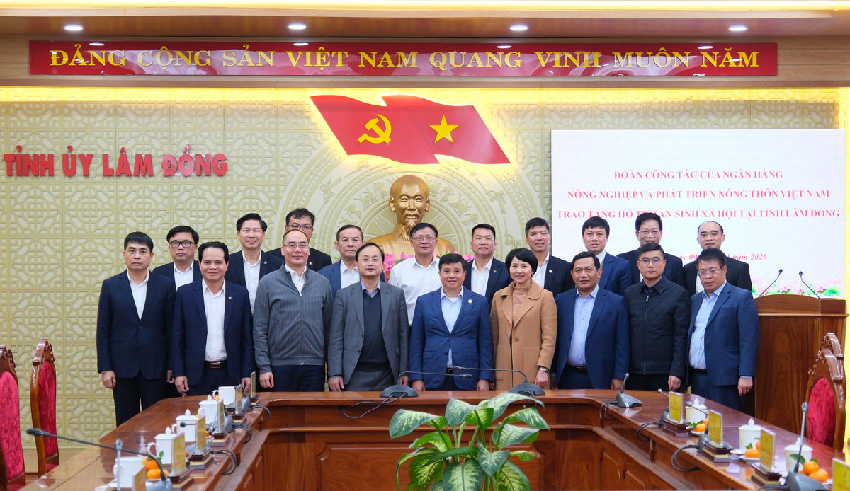 Đoàn công tác Agribank chụp hình lưu niệm cùng lãnh đạo tỉnh Lâm Đồng.