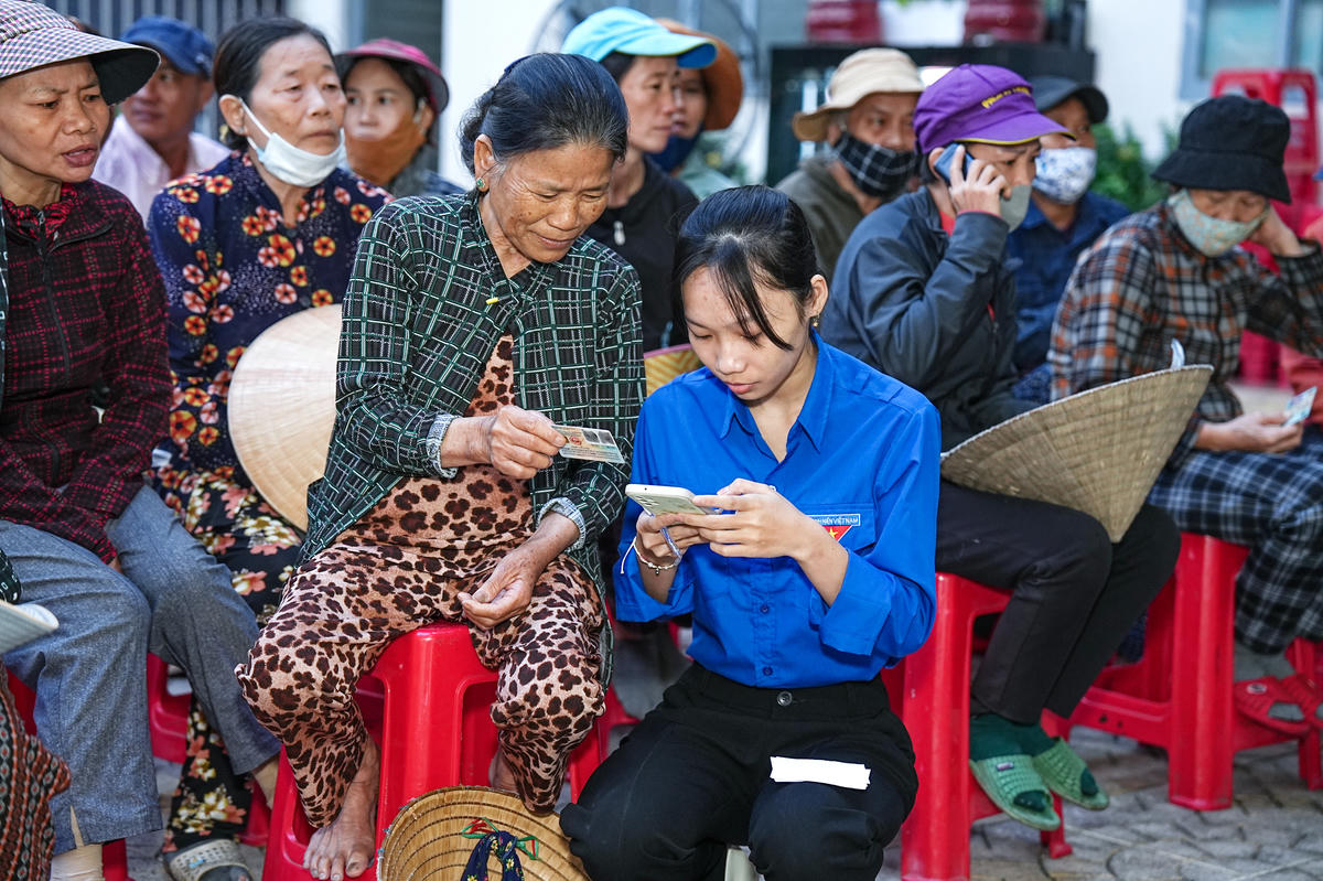 Người khó khăn nhận hỗ trợ vé xe ô tô về quê tết. Ảnh: T.Đ.