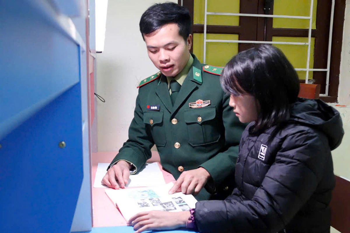 Gắn bó với các lớp xóa mù chữ ở địa phương, nhiều bà con tâm sự với Đại tá Vù Xuân Hùng, khi biết chữ họ đi họp thôn, không còn điểm chỉ bằng dấu tay nữa. Ảnh: NVCC