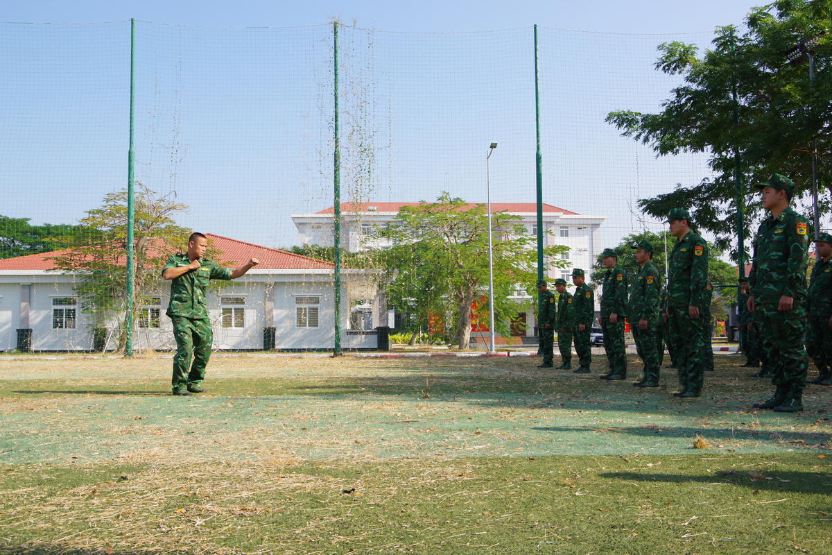 Giảng viên Khoa võ thuật Đặc nhiệm, Học viên Biên phòng tổ chức hướng dẫn, rèn luyện các động tác võ thuật cho cán bộ sau khi khai mạc lớp tập huấn. Ảnh: Văn Danh.