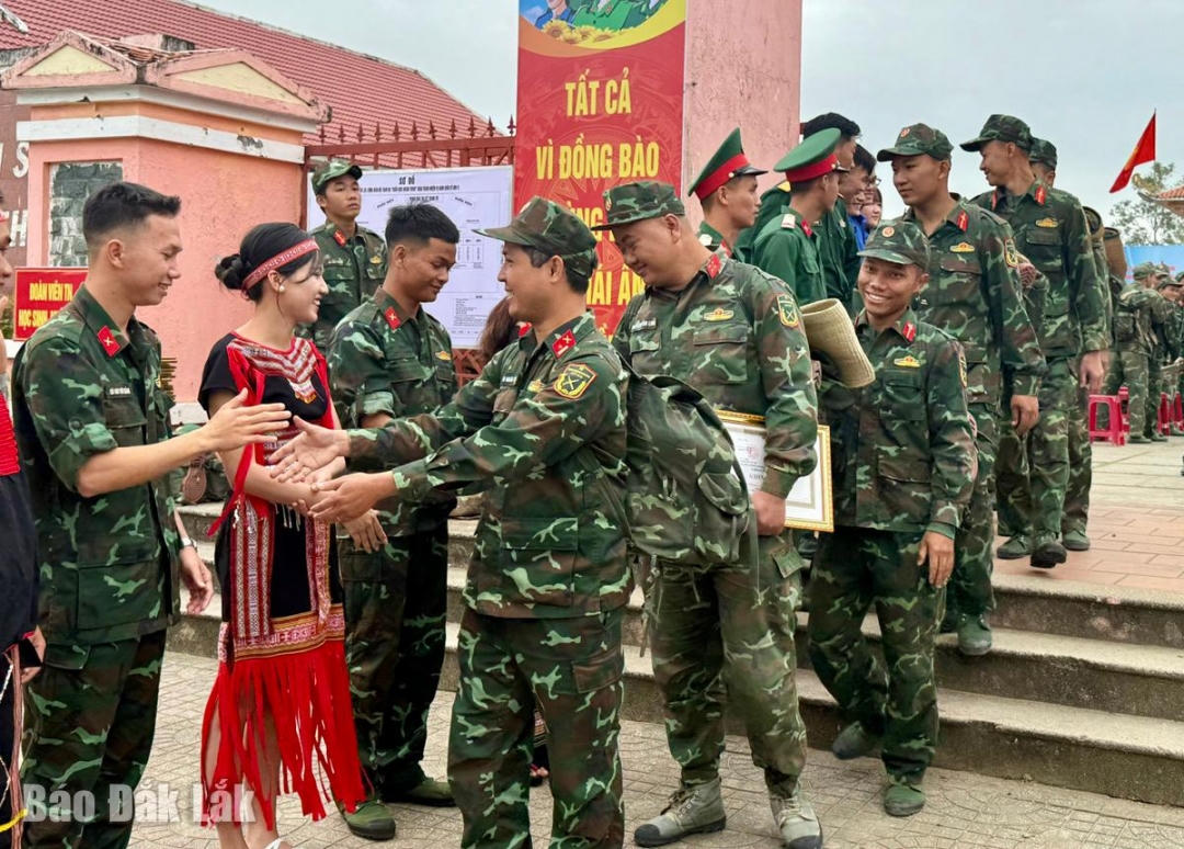 Đắk Lắk: Hoàn thành Chiến dịch Quang Trung, người dân vùng lũ bịn rịn chia tay bộ đội