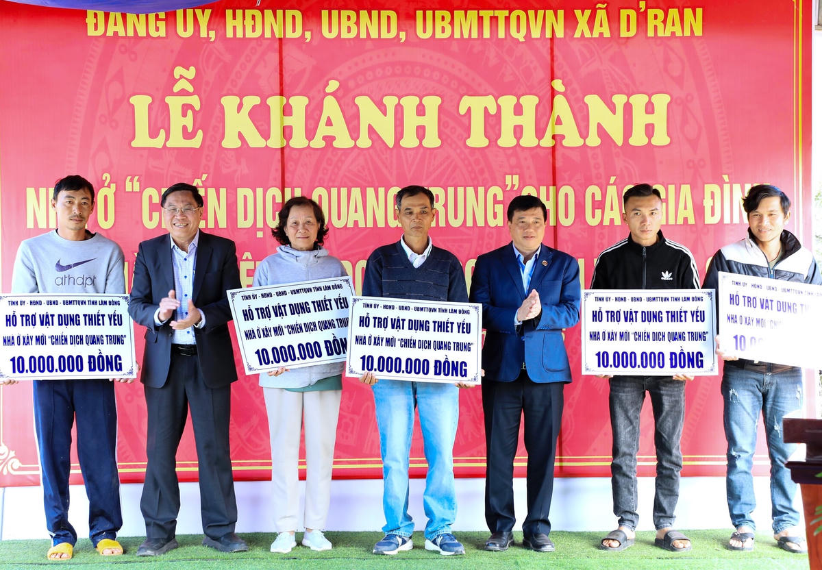Lãnh đạo tỉnh Lâm Đồng tặng quà hỗ trợ người dân xã D'ran. (ảnh CTV)
