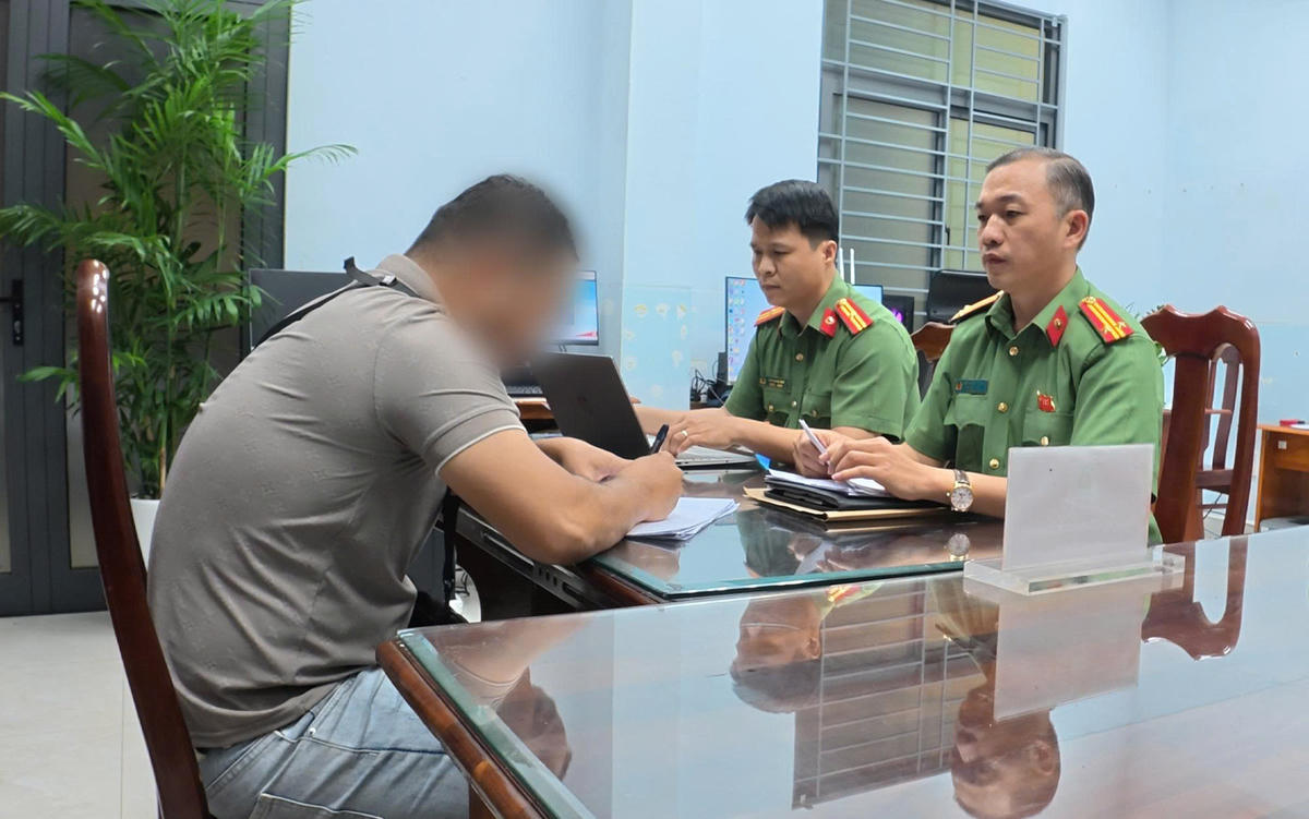 Công an TP Đà Nẵng làm việc với ông N.V.H. Ảnh: CV.