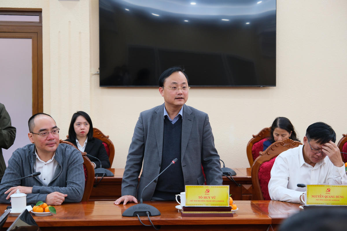 Ông Tô Huy Vũ, Bí thư Đảng ủy, Chủ tịch Hội đồng thành viên Agribank phát biểu tại buổi làm việc và trao kinh phí an sinh cho tỉnh Lâm Đồng.
