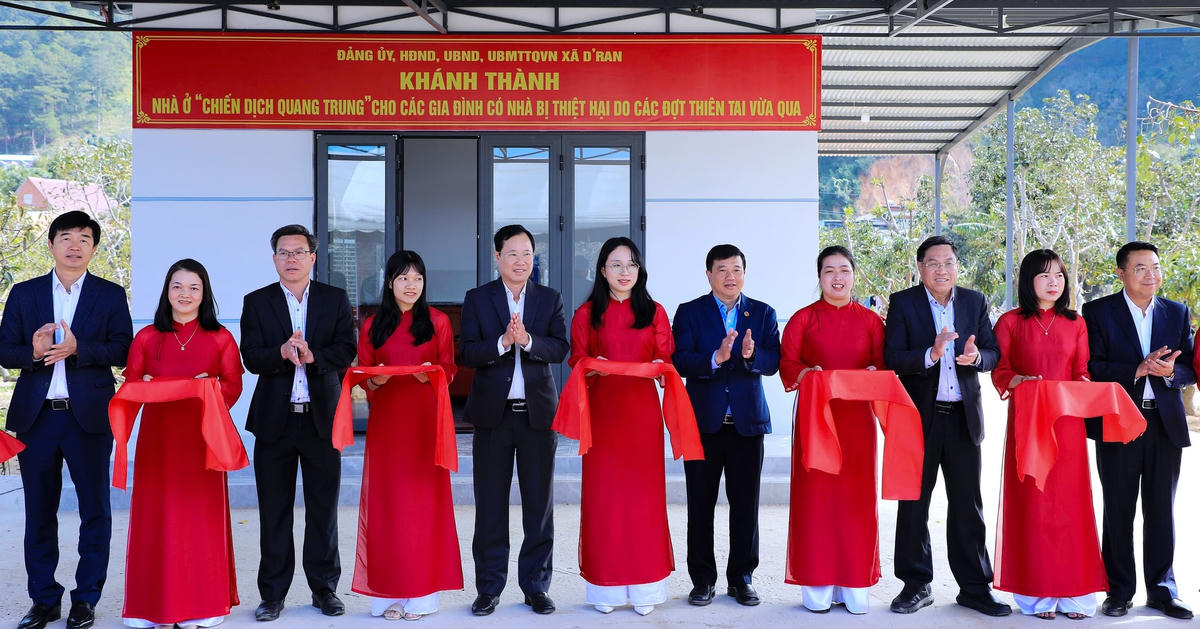 Các đại biểu thực hiện nghi thức cắt băng khánh thành nhà ở "Chiến dịch Quang Trung" tại xã D'ran, tỉnh Lâm Đồng. (ảnh CTV)