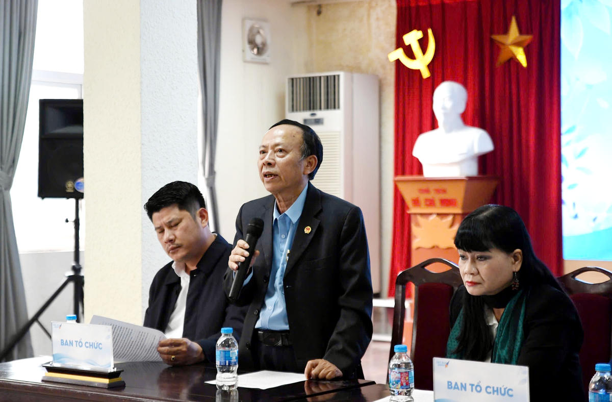 Tổng Biên tập Thời báo Văn học nghệ thuật, nhà báo Hoàng Dự phát biểu. Ảnh: Phạm Sỹ.