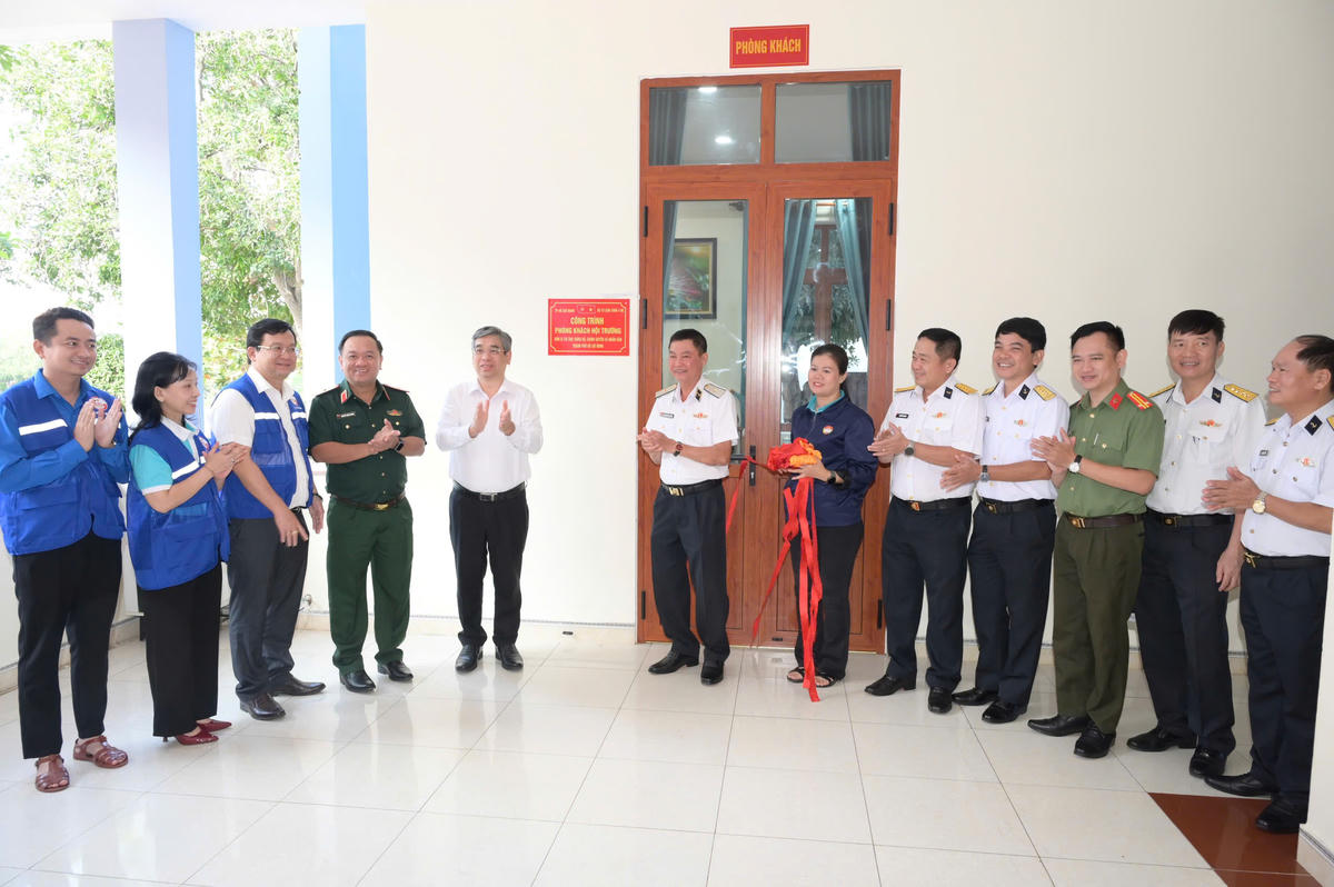 Đoàn công tác tặng công trình phòng khách hội trường cho Bộ Tư lệnh Vùng 4 Hải quân. Ảnh: Văn Minh.