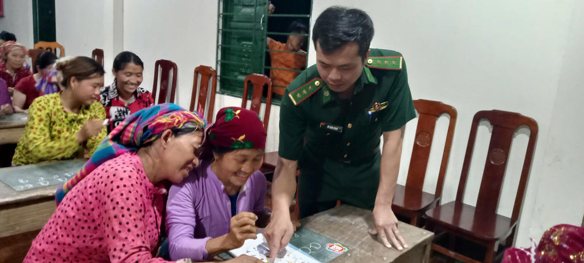 Đại úy Vù Xuân Hùng dạy chữ cho học viên. Ảnh: NVCC. 