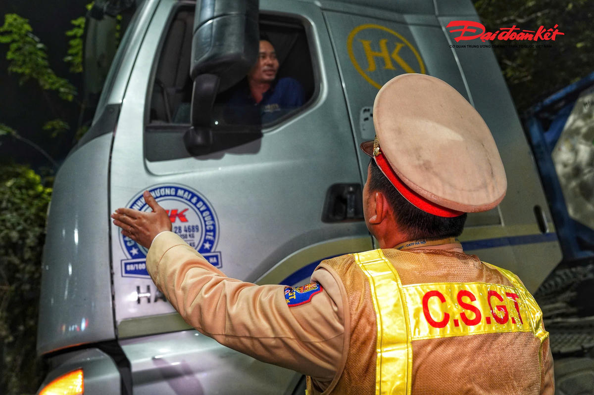 Lực lượng tuần tra lưu động hướng dẫn, nhắc nhở các phương tiện chủ động lộ trình, không dừng, đỗ gây cản trở giao thông.