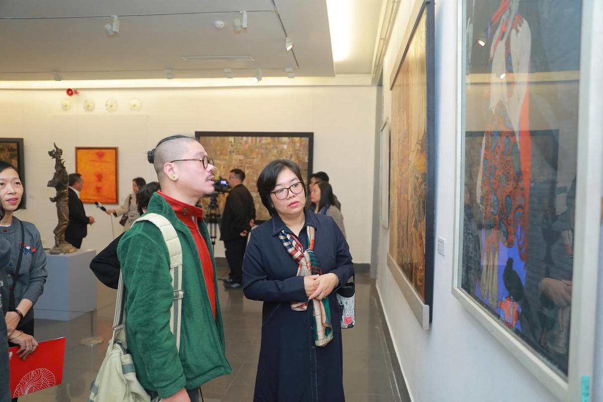 Khách tham quan các tác phẩm được chọn lọc trưng bày (ảnh Minh Thư)