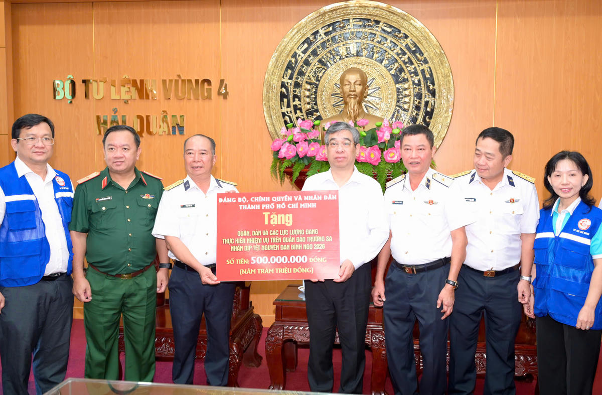 Đoàn công tác tặng quà cho quân và dân đặc khu Trường Sa. Ảnh: Văn Minh.