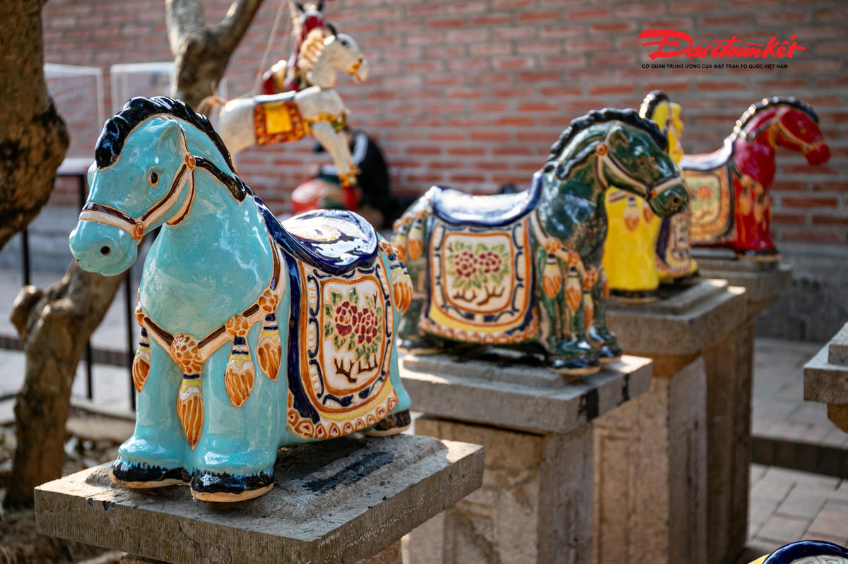 Cùng xuất hiện trong triển lãm là loạt tác phẩm của họa sỹ Lê Huy và nhóm Lamphong Studio.. 