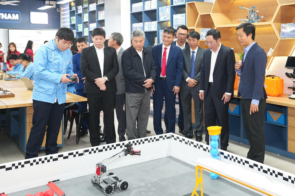 Đại biểu tham quan phòng thực hành giáo dục STEM. Ảnh: ĐT. 