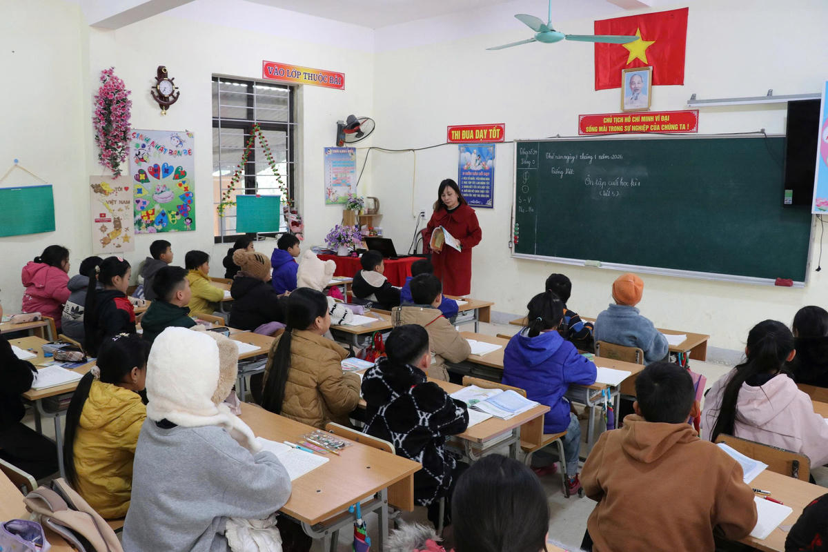 Một tiết học của cô và trò trong những ngày đông giá rét tại Trường PTDT bán trú Tiểu học xã biên giới Tùng Vài. Ảnh: N.Q