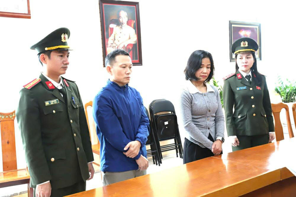 Bị can Phan Thị Thu Hường (SN 1973) và Võ Văn Hoài (SN 1973). Ảnh: CAHT.