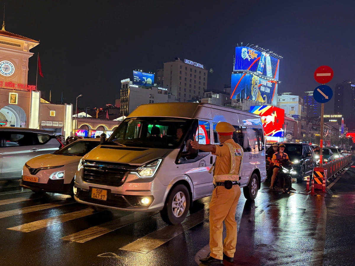 Cảnh sát Giao thông tuần tra, xử phạt vi phạm giao thông khu vực trung tâm TP Hồ Chí Minh. Ảnh: T.L.