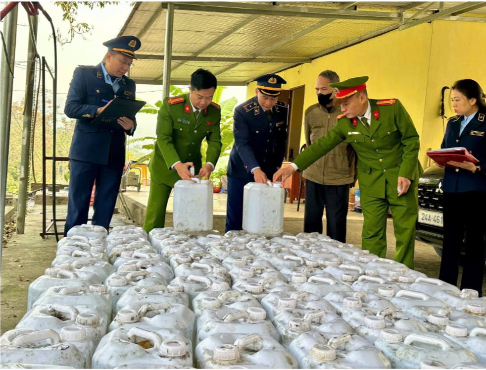 Lực lượng chức năng kiểm tra cơ sở sản xuất, kinh doanh rượu. Ảnh: Công an tỉnh Lào Cai.