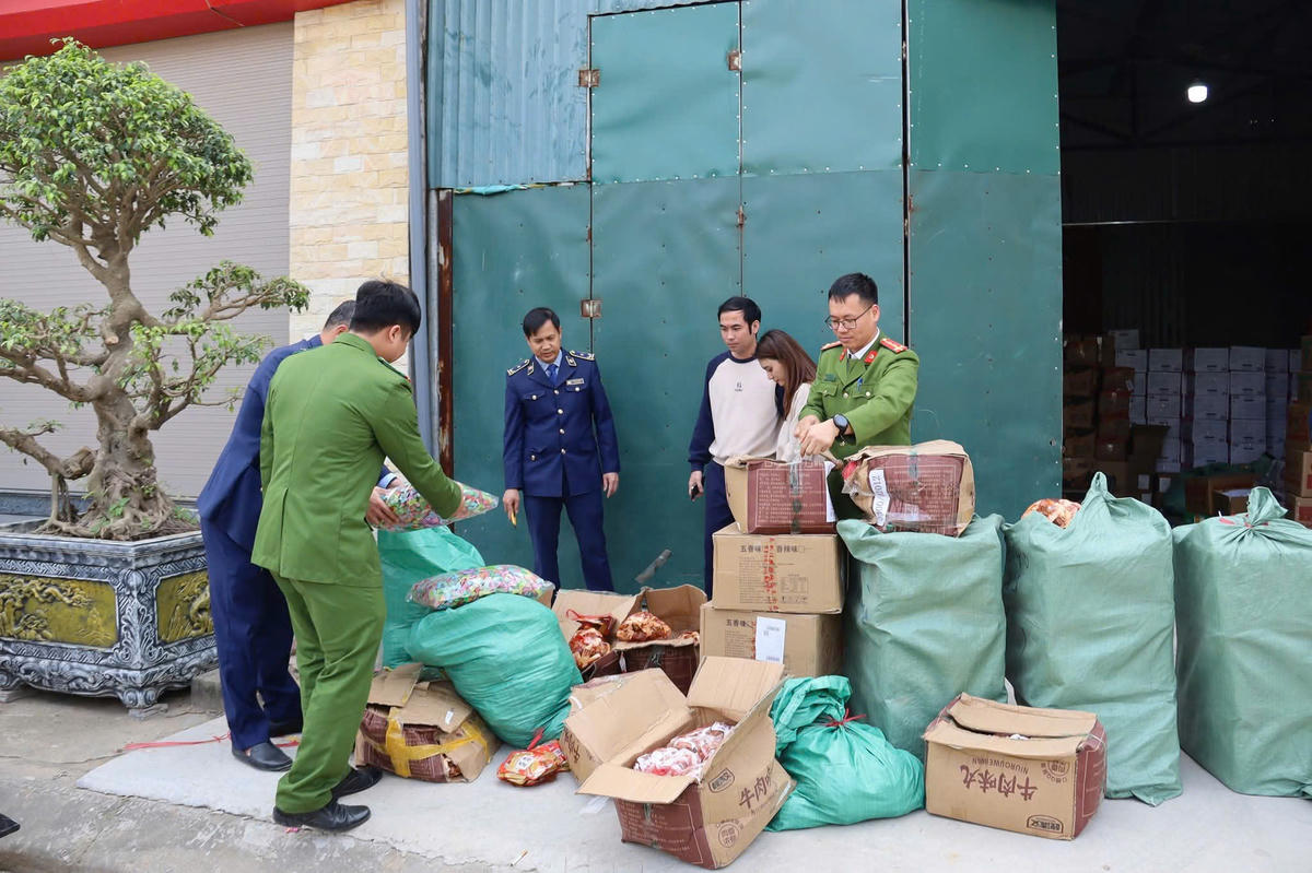Lực lượng chức năng tiến hành kiểm tra hàng hoá trong kho của ông N.V.T. Ảnh: Truyền thông xã Gia Lộc.&nbsp;
