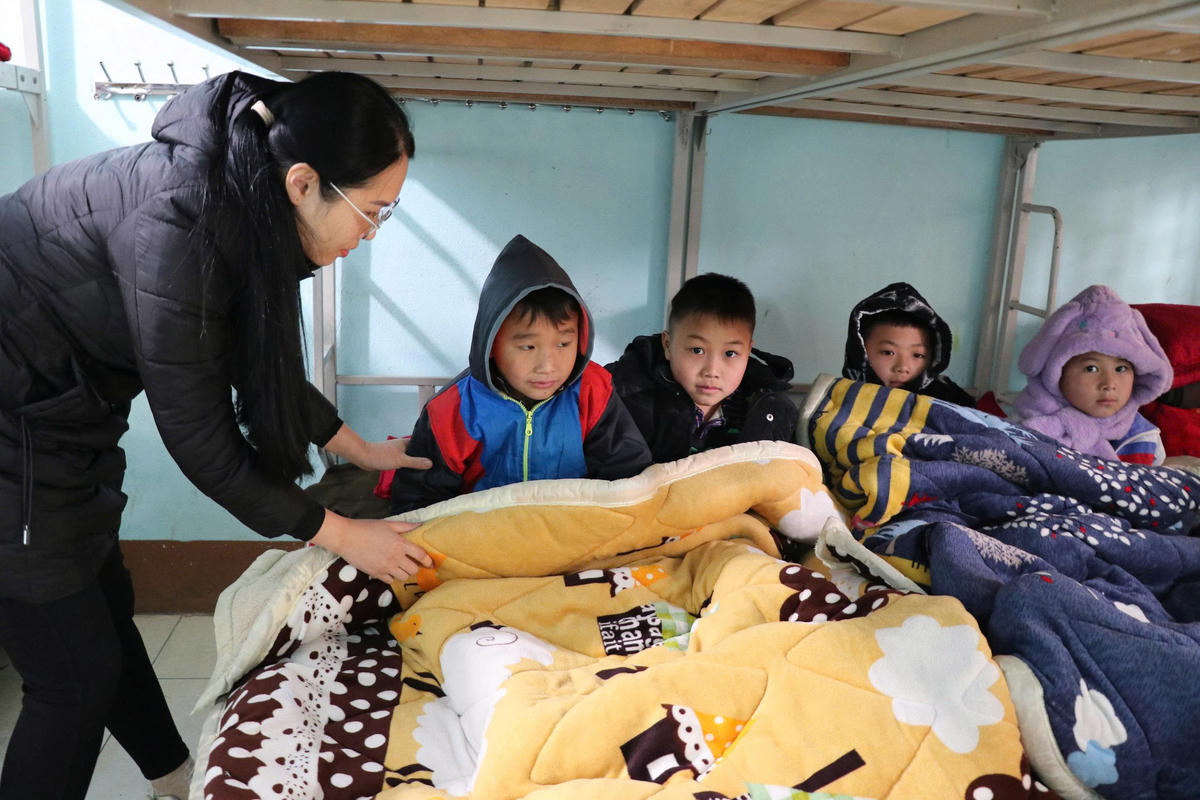 Tại các trường vùng cao Tuyên Quang, các thầy cô giáo luôn quan tâm chăm lo bữa ăn, giấc ngủ cho các em học sinh. Ảnh: N.Q