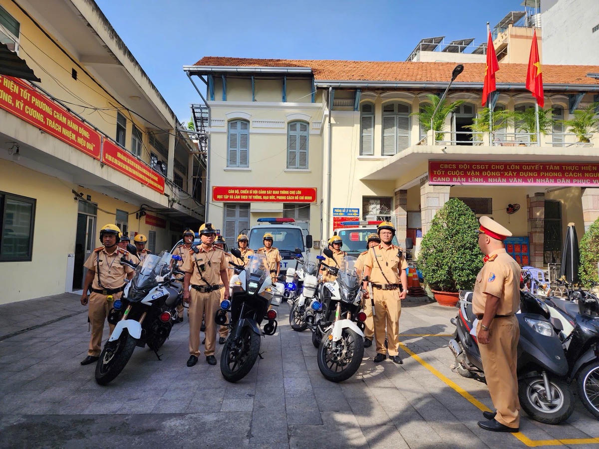 Cảnh sát Giao thông TP Hồ Chí Minh ra quân tuần tra, kiểm soát, xử lý nghiêm các vi phạm trong hoạt động kinh doanh vận tải hành khách. Ảnh: T.L