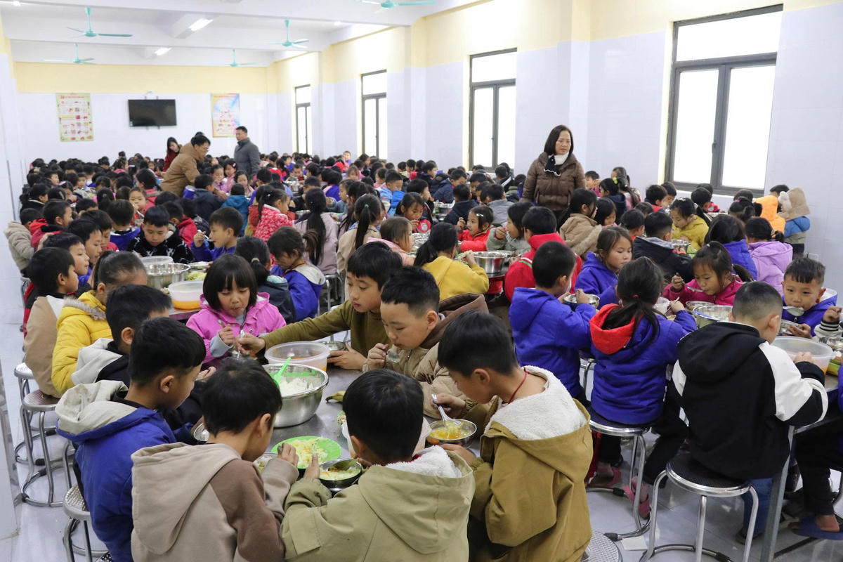 Bữa cơm ấm, nóng đảm bảo sức khỏe cho các em vùng cao trong những ngày Đông lạnh giá. Ảnh: N.Q