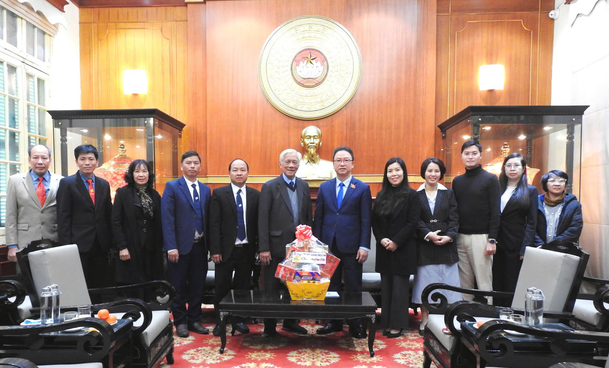 Ông Nguyễn Văn Thanh, Trưởng Ban Dân tộc và Tôn giáo, Ủy ban Trung ương MTTQ Việt Nam chụp ảnh lưu niệm với đoàn đại biểu Hội Truyền Giảng Phúc Âm. Ảnh: Văn Hoa