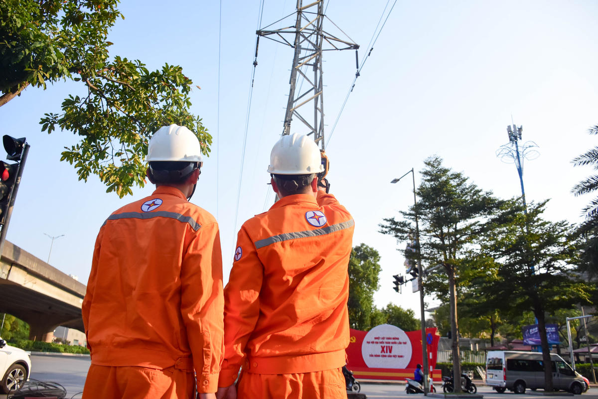 Công nhân EVNHANOI kiểm tra đường dây lưới điện tại các vị trí trọng điểm
