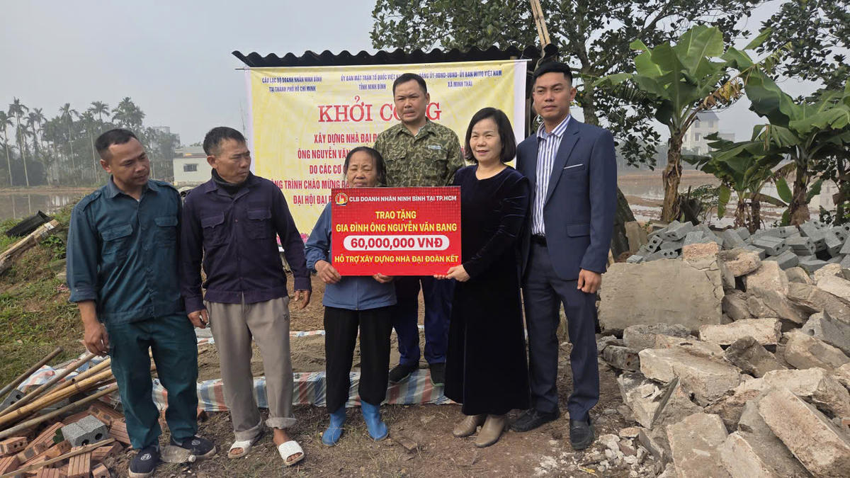 Đại diện Câu lạc bộ doanh nhân Ninh Bình tại TP Hồ Chí Minh trao tiền ủng hộ tới người thân của ông Nguyễn Văn Bang. Ảnh: Duy Hưng.