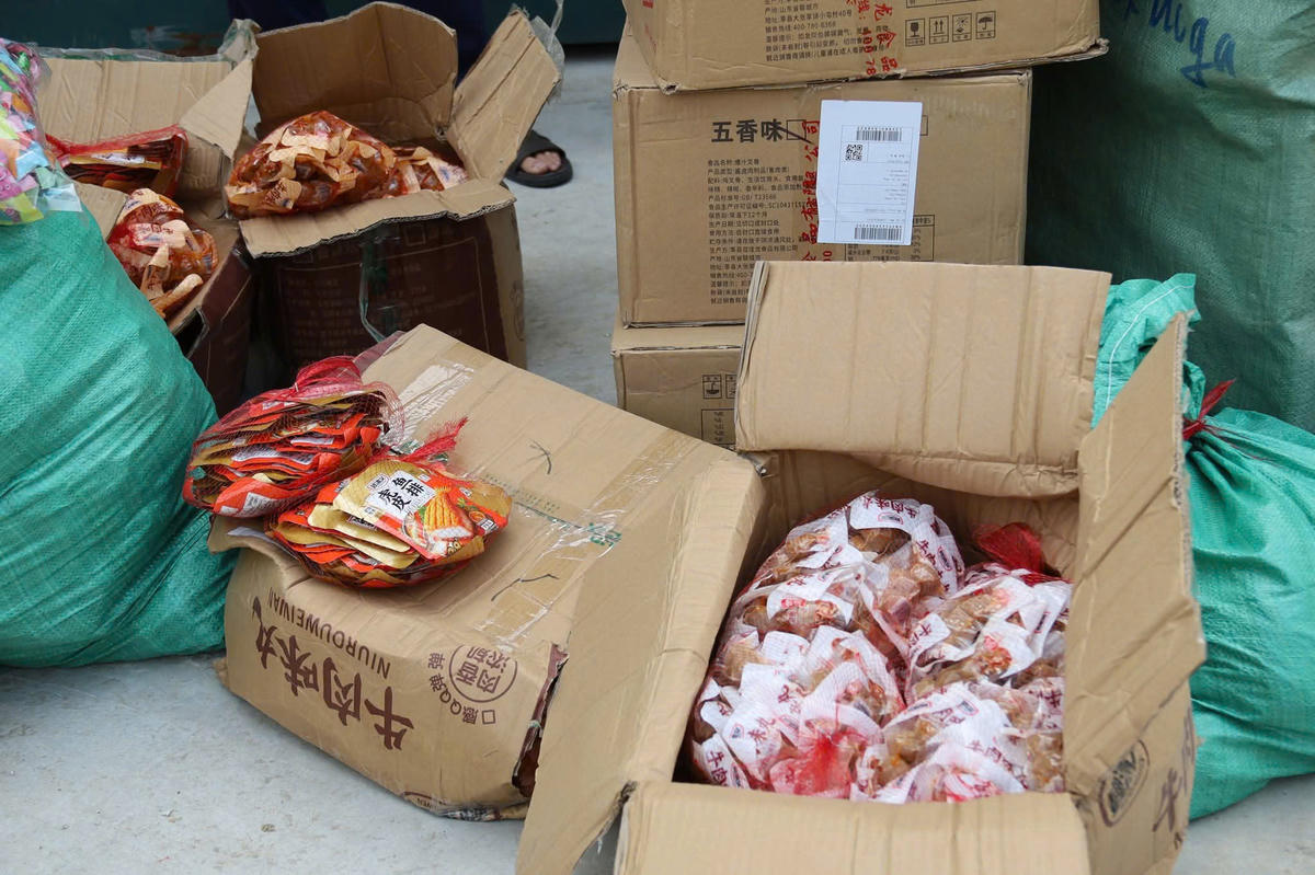  Số hàng hoá gồm hơn 3.500 gói thịt viên vị bò, 270 gói bít tết da cá, 3.600 gói cánh gà cùng nhiều sản phẩm thực phẩm khác đều không rõ nguồn gốc xuất xứ. Ảnh: Truyền thông xã Gia Lộc.&nbsp;