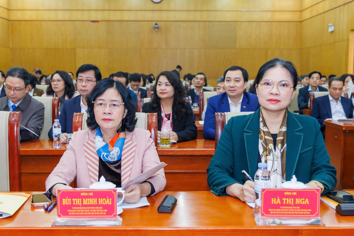 Ủy viên Bộ Chính trị, Bí thư Trung ương Đảng, Bí thư Đảng ủy MTTQ, các đoàn thể Trung ương, Chủ tịch UBTƯ MTTQ Việt Nam&nbsp;Bùi Thị Minh Hoài và các đại biểu tham dự Hội nghị. Ảnh: Quang Vinh.