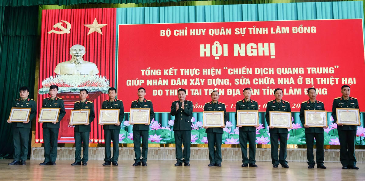 Trao giấy khen cho các tập thể, cá nhân hoàn thành xuất sắc nhiệm vụ trong "Chiến dịch Quang Trung". (ảnh CTV)

