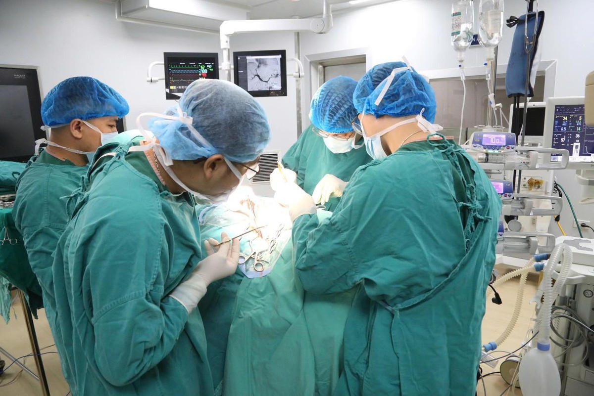 Các bác sĩ thực hiện cấp cứu bệnh nhân. Ảnh: Tuấn Trung.