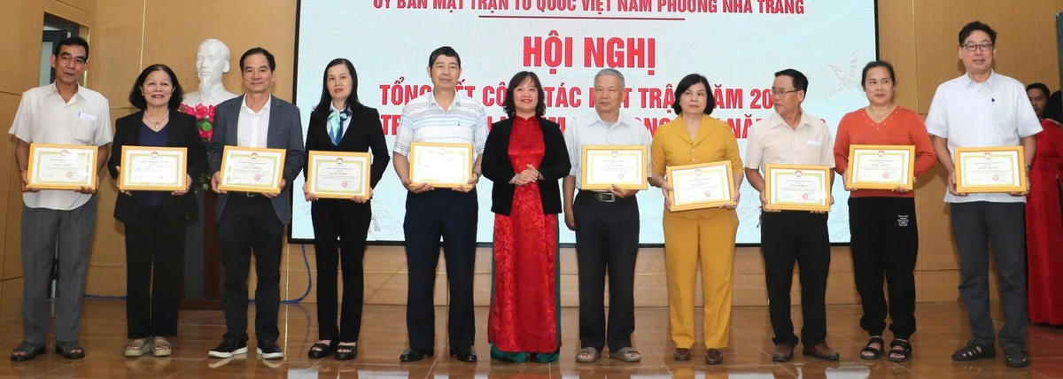 Ủy ban MTTQ Việt Nam phường Nha Trang trao Giấy khen cho các tập thể có thành tích xuất sắc trong công tác Mặt trận năm 2025. 