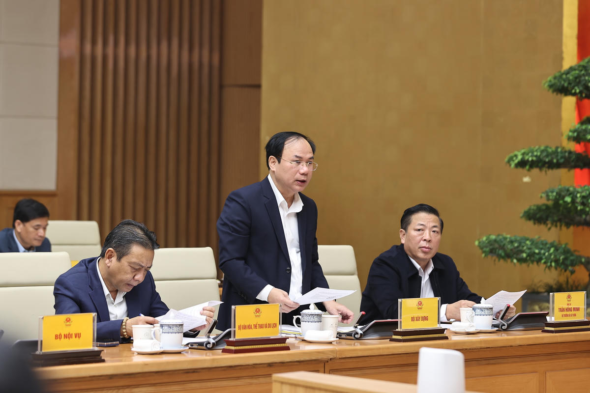 Thứ trưởng Bộ Xây dựng Nguyễn Văn Sinh báo cáo tại phiên họp. Ảnh: Nhật Bắc