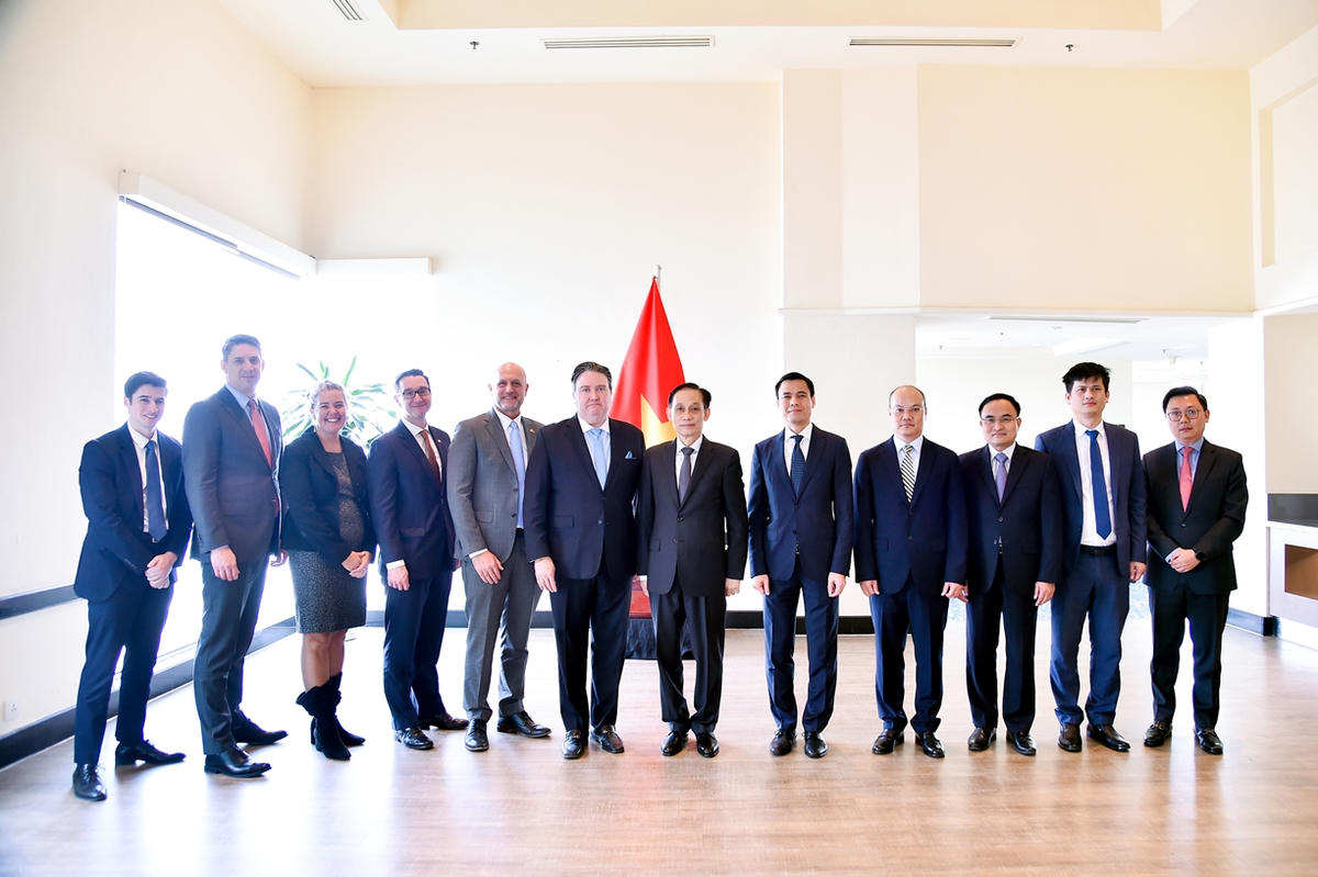 Bí thư Trung ương Đảng, Bộ trưởng Bộ Ngoại giao Lê Hoài Trung chụp ảnh lưu niệm với Đại sứ đặc mệnh toàn quyền Hợp chủng quốc Hoa Kỳ tại Việt Nam Marc Evans Knapper. Ảnh: Bộ Ngoại giao. 