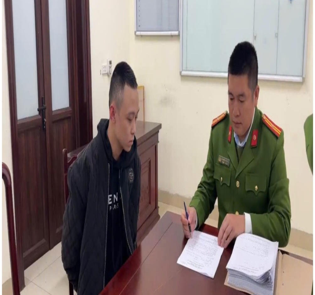 Đối tượng Trần Anh Tuấn tại Cơ quan điều tra. Ảnh: Công an xã Cẩm Khê.