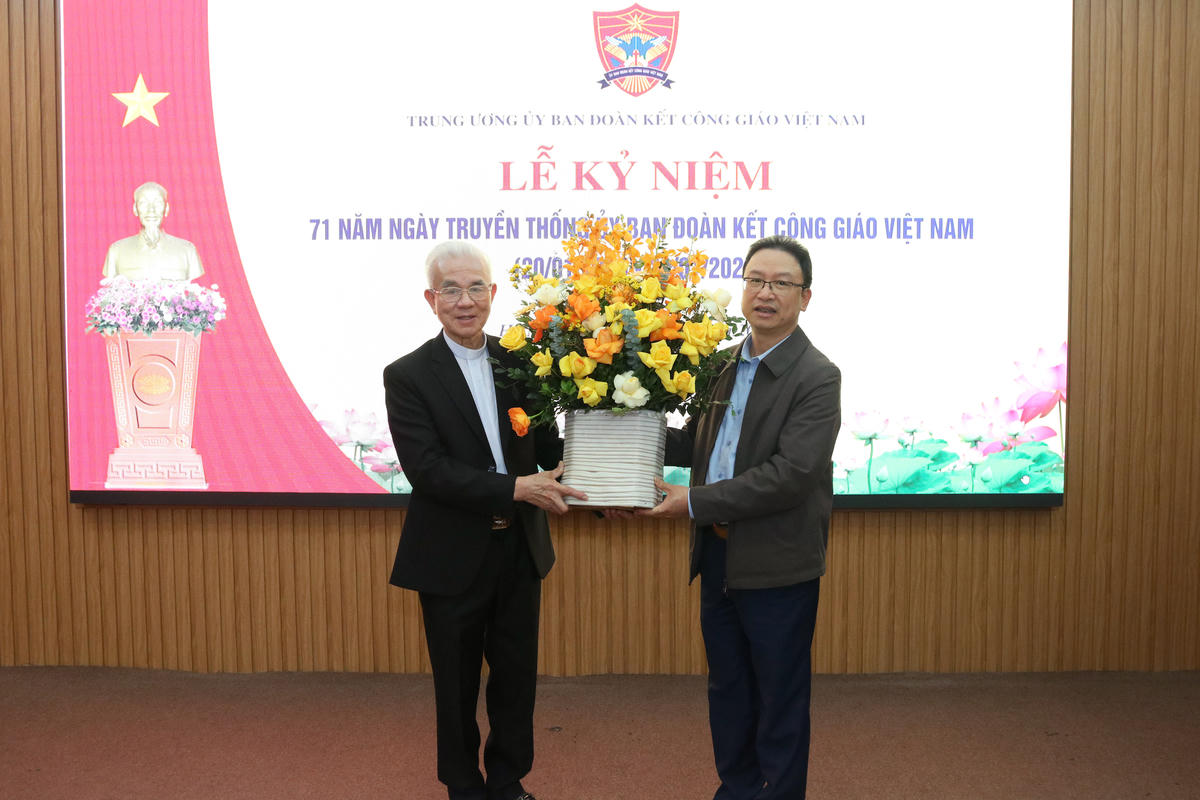 Ông Nguyễn Văn Thanh - Trưởng ban Dân tộc và Tôn giáo Cơ quan UBTƯ MTTQ Việt Nam tặng hoa chúc mừng&nbsp;Ủy ban Đoàn kết Công giáo Việt Nam.