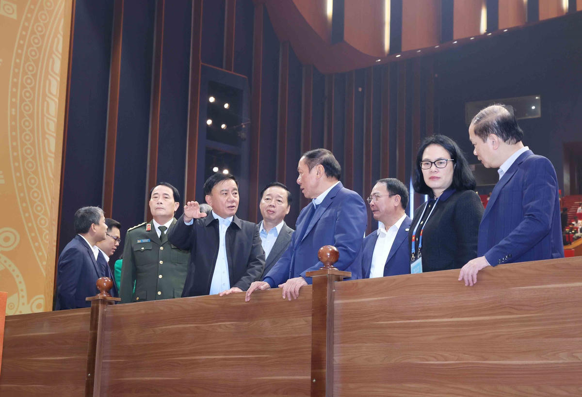 Thường trực Ban Bí thư Trần Cẩm Tú kiểm tra Hội trường tổ chức Đại hội XIV của Đảng. Ảnh: Phương Hoa – TTXVN