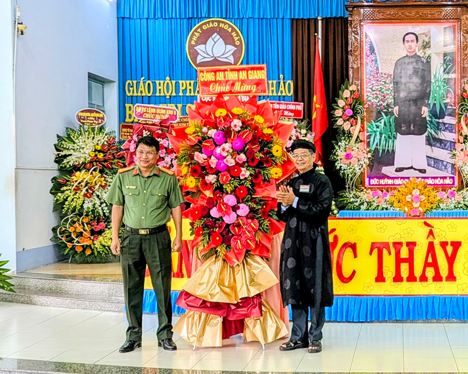 Đại diện Công an tỉnh An Giang tặng hoa, chúc mừng lễ kỷ niệm 106 năm Ngày Đản sinh Đức Huỳnh Giáo chủ Phật giáo Hòa Hảo.
